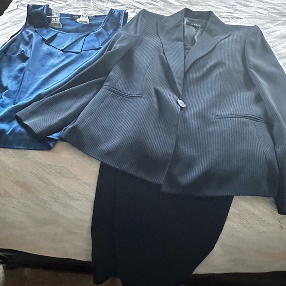 Kasper women’s Navy Pinstripe Suit - Picture 7 of 7